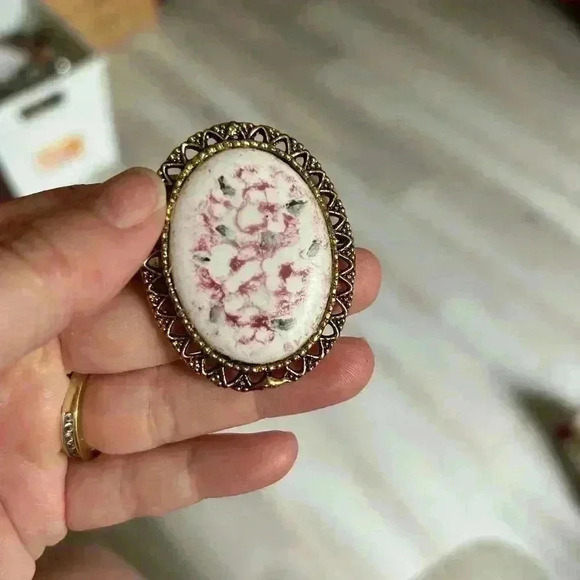 4/$100 Italian renaissance 1950 Japan stamped gold brooch 🙌HOST PICK - Picture 5 of 7